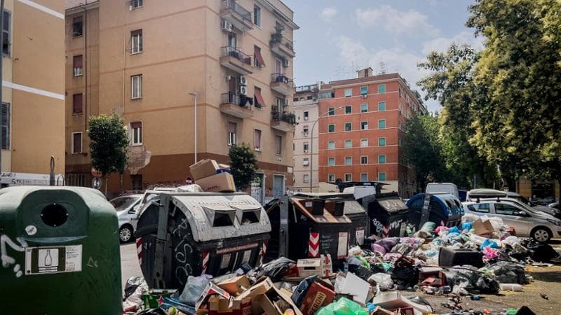 Roma, l’invasione dell’immondizia: mille tonnellate di rifiuti per ...