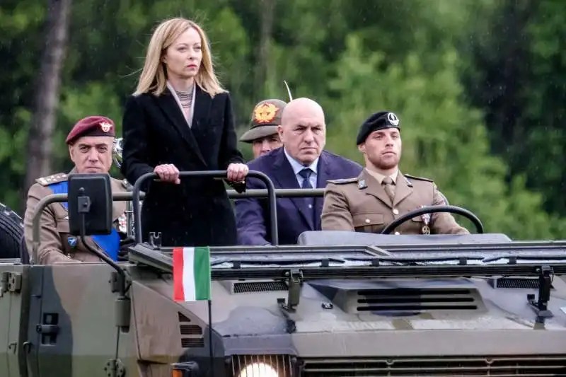 giorgia meloni con guido crosetto nella camionetta dell esercito 5 1984061 800 q50