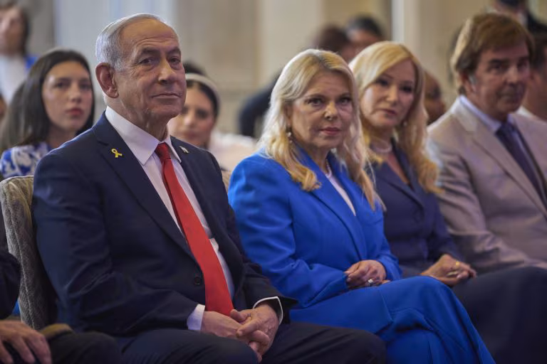 Bibi Files, cosa c’è nel documentario proibito: Netanyahu corrotto tra sigari, gioielli e champagne per la moglie Sara
